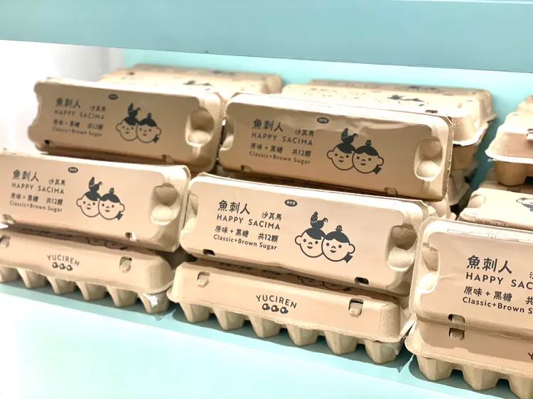 店內獨家販售魚刺人周邊商品。曾仲葳攝