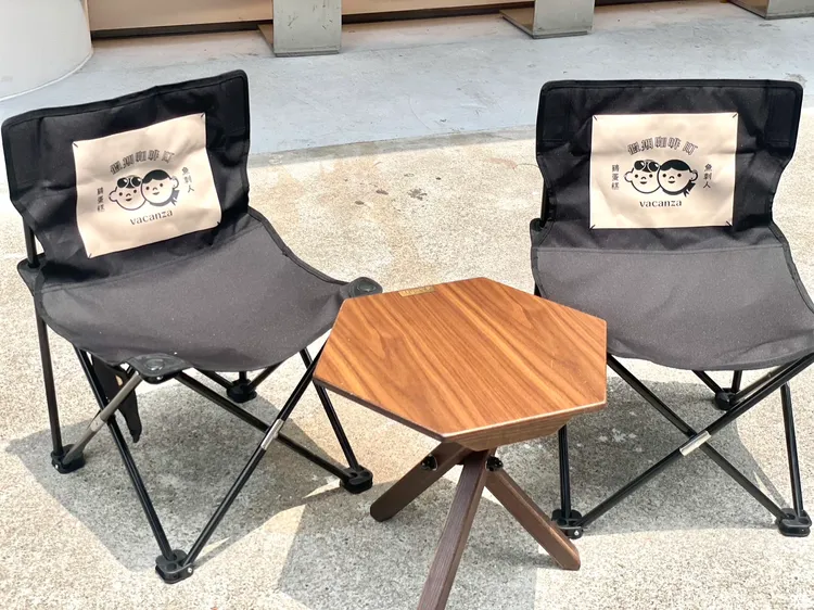 無邊際座位區，輕露營風格讓民眾可以在這小憩享用餐點。曾仲葳攝