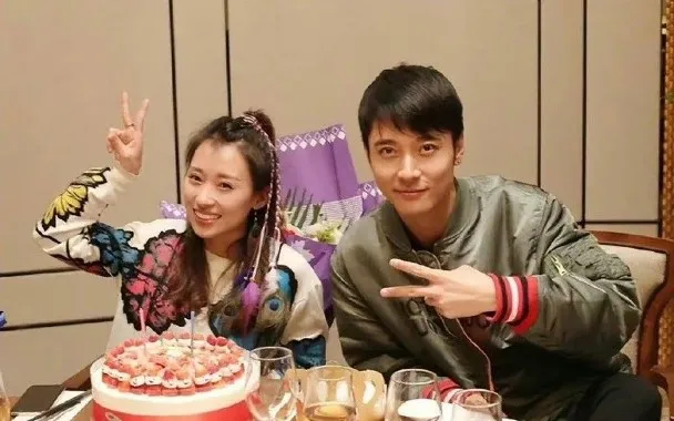 張丹峰（右）5年前就被爆出軌畢瀅。翻攝微博