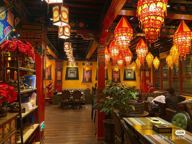 客棧內部以燈籠點綴，被網友形容為「最有特色的民宿」。翻攝小紅書