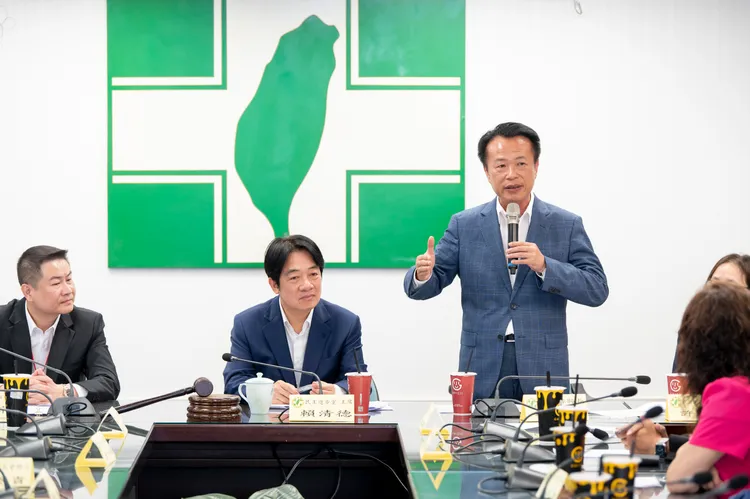 嘉義縣長翁章梁（右）也出席座談並致詞。民進黨提供