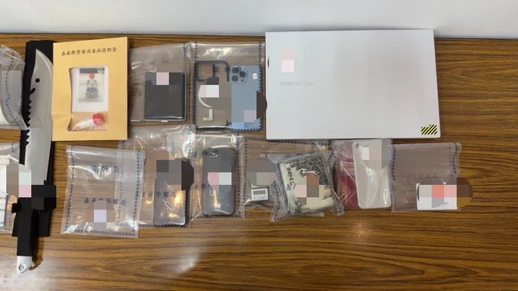 警方查扣毒品、刀械等證物。讀者提供