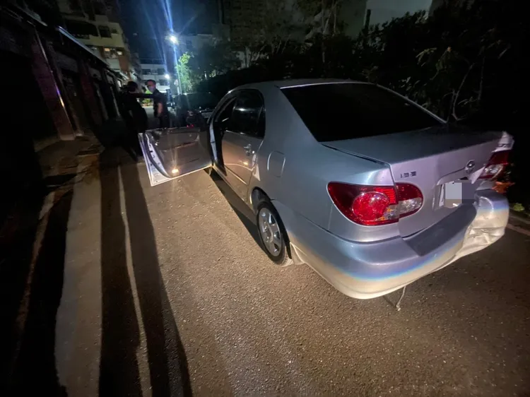 袁男的車子被砸得面目全非。讀者提供