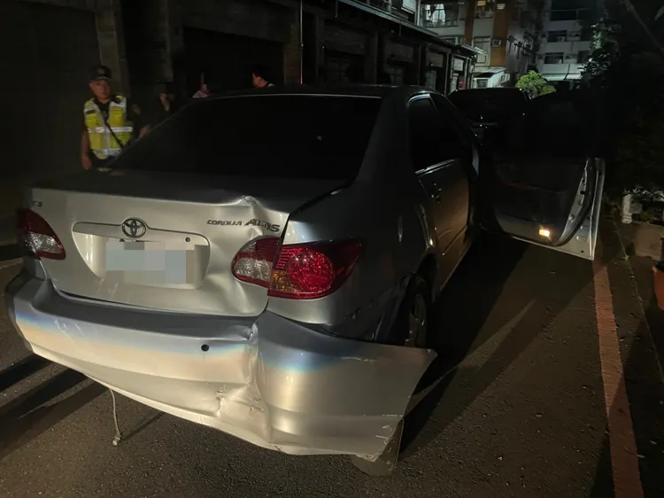 袁男的車子被砸得面目全非。讀者提供