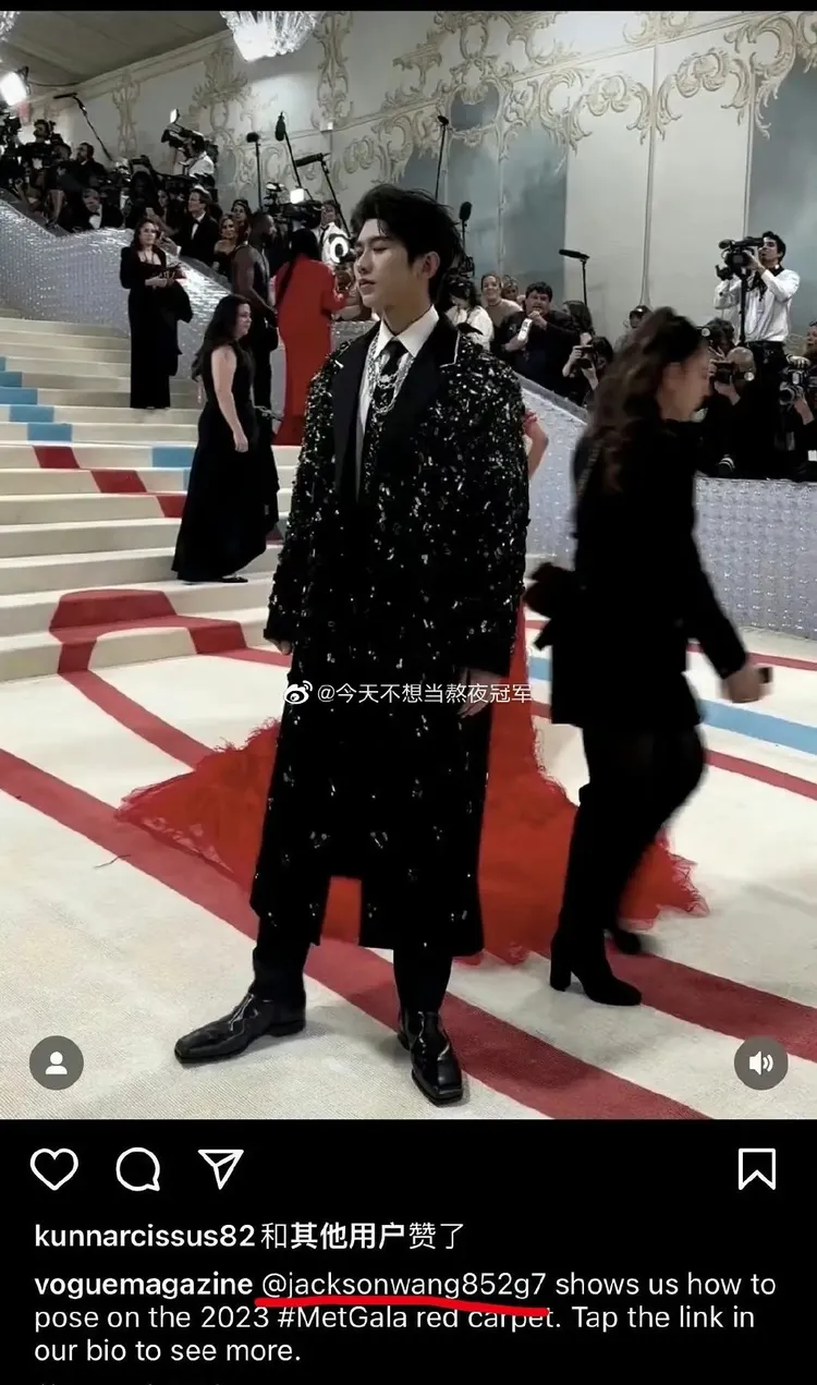 蔡徐坤一度被《VOGUE》官方標註為王嘉爾的英文名字。翻攝今夜不想當熬夜冠軍微博