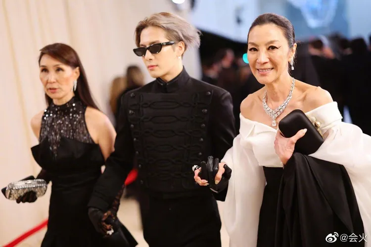 王嘉爾雙手各牽楊紫瓊及何超鳳走紅毯。翻攝會火微博