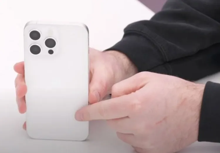 iPhone 15 Pro Max最新模型機。照片來源YouTube頻道 Unbox Therapy 