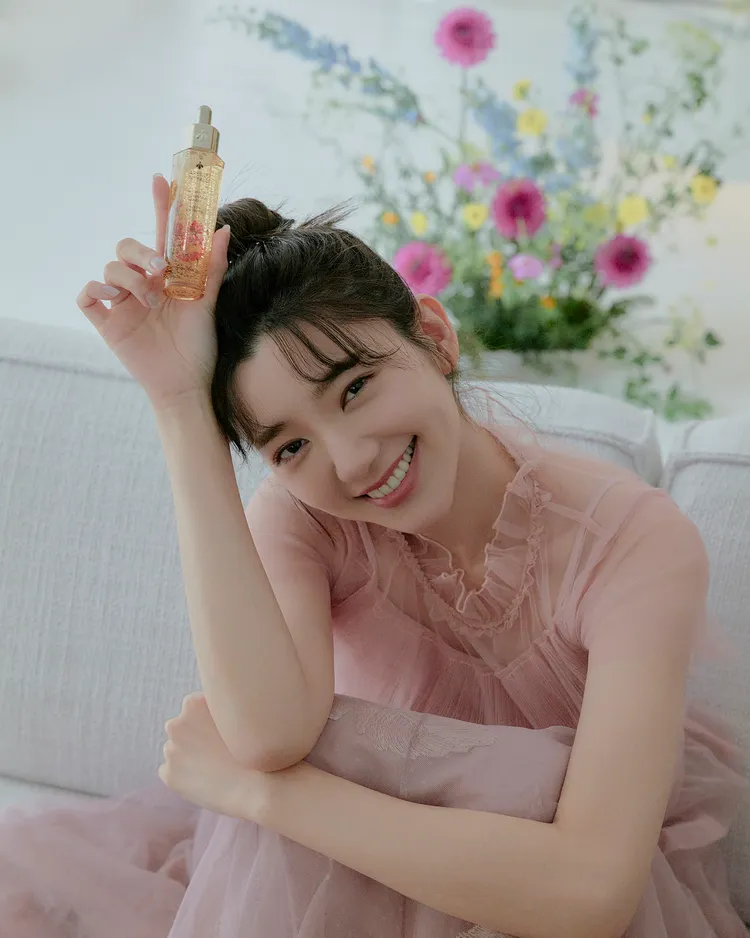 郭雪芙手捧皇家蜂王乳平衡油BEE藝術聯名版，響應嬌蘭的蜜蜂保育行動。品牌提供