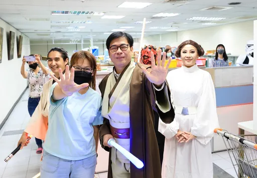 星際大戰日!星戰迷拜訪高市府 陳其邁巧扮這位絕地武士