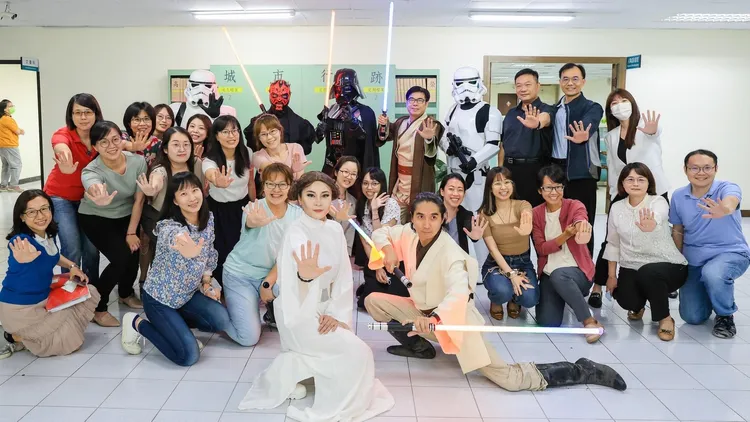 星戰迷今天造訪高雄市政府，陳其邁市長也換上絕地武士服裝，與星戰迷合影留念。高市府提供