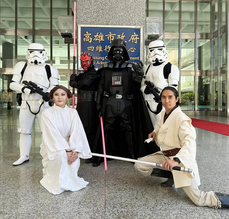 今天是星際大戰日，一群星戰迷今天造訪高雄市政府。高市府提供