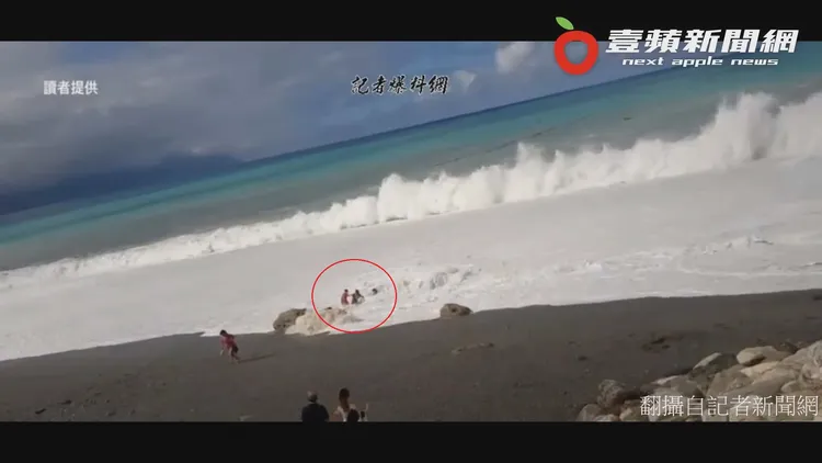 被浪頭打倒情侶，與見義勇為的紅衣男，三人在洶湧浪潮中掙扎求生。翻攝自臉書「記者新聞網」