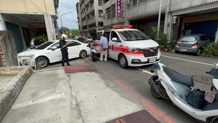 警方協助左大腿受傷的許姓男子就醫。讀者提供