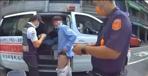 好大火氣!兒子要老爸移走擋道車 遭刺左大腿急送醫