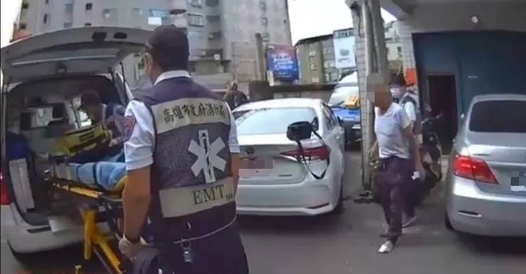 警方協助左大腿受傷的許姓男子就醫。讀者提供