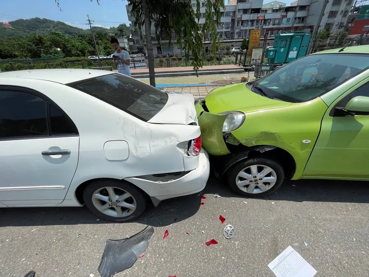 無端遭到波及的2輛轎車。民眾提供