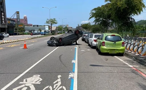 台中轎車自撞路邊車輛烏龜翻　棄車落跑！警追查肇事駕駛
