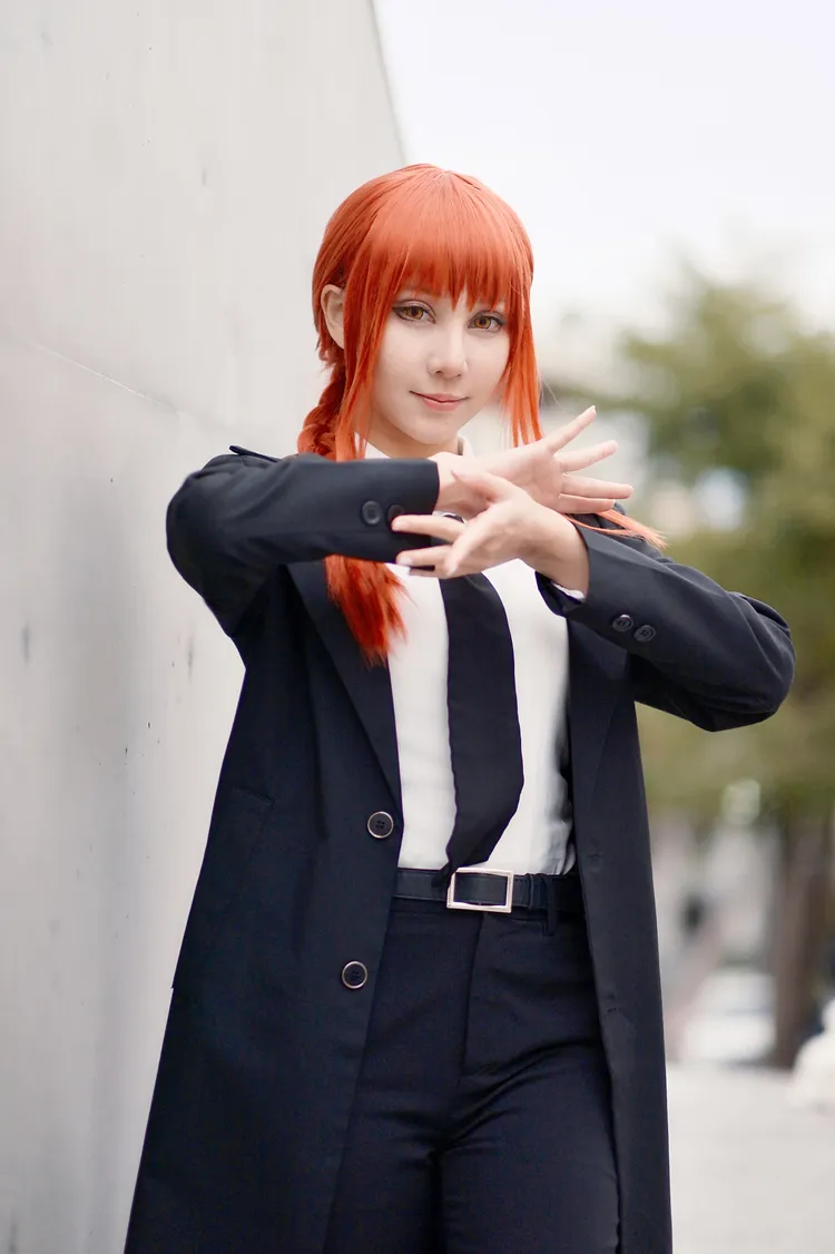貓鈴一頭紅髮並穿著緊身的襯衫套裝，氣勢逼人。 陳志淵攝