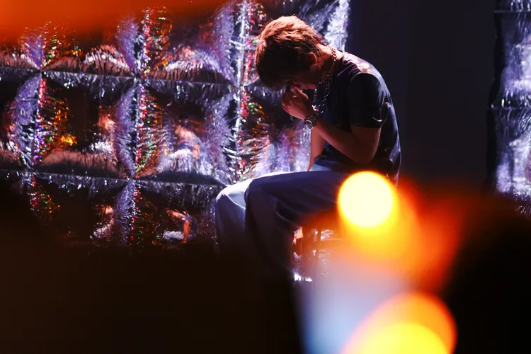 鼓鼓想起媽媽，哭到不行，完全唱不下去。相信提供