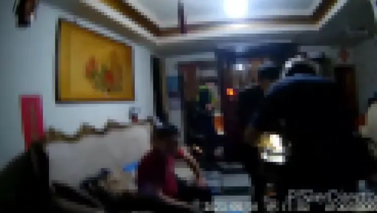 警方意外在沙發旁的櫃子上發現馮男持有的安非他命毒品吸食器。翻攝畫面