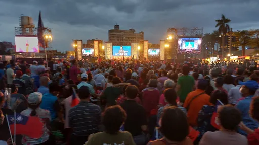 高雄鳳山造勢吸1.2萬人！郭台銘：放棄退休享受不會「呷銅呷鐵」