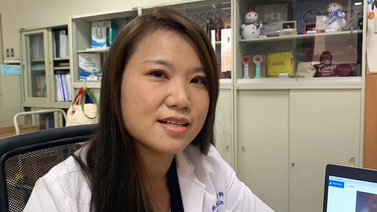 林佳蓉醫師提醒民眾若遇眼刺進異物時，要保持冷靜儘快就醫。吳慧芬攝