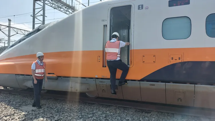 學員演練徒手完成車廂攀爬。凃建豐攝