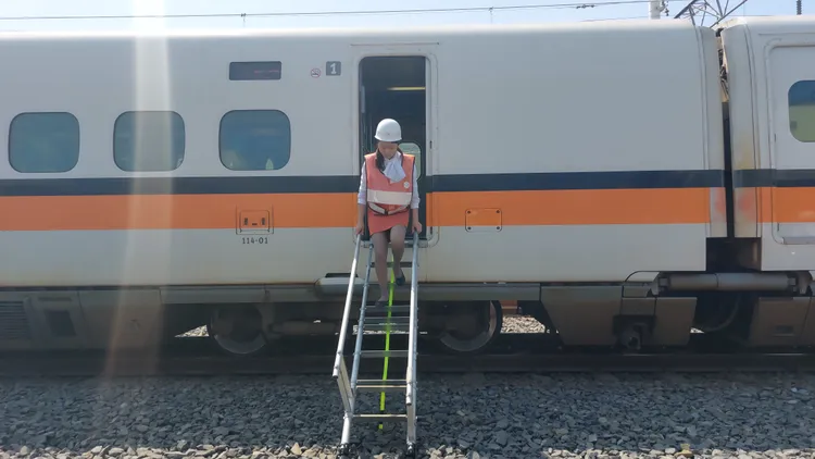 服勤學員蔡雅丞現場演練從車廂內放下逃生梯。凃建豐攝
