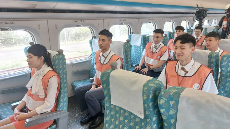 台灣高鐵近日招募16名乘務員，今日在左基地進行安全、服務品質訓練。凃建豐攝