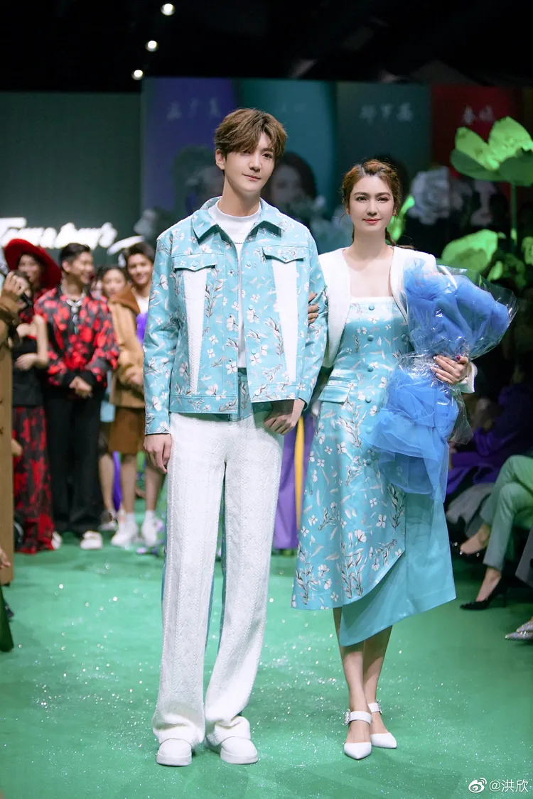 洪欣（右）與舊愛莫少聰的兒子張鎬濂（左）也進軍演藝圈。翻攝洪欣微博