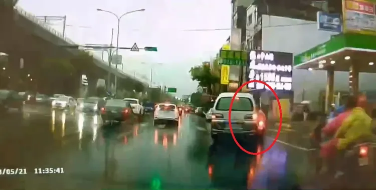 洪女被右轉進入加油站的廂型車撞倒。民眾提供