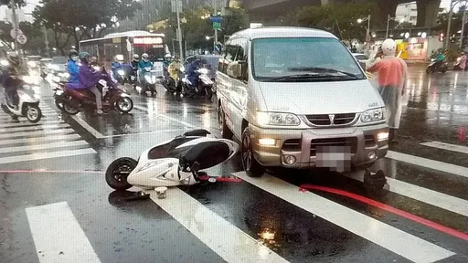中國附醫女護師騎車慘遭廂型車輾 內臟破裂傷重不治!院方痛心