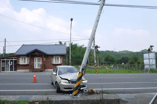 嘉義中埔砲彈飛車撞斷電桿 阿北自撞受傷!警懷疑這原因肇事