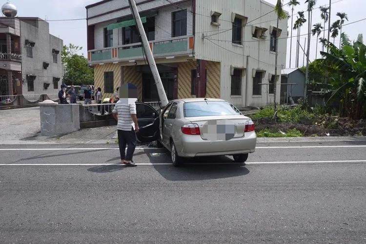 熱心路人紛紛前往協助搶救。讀者提供