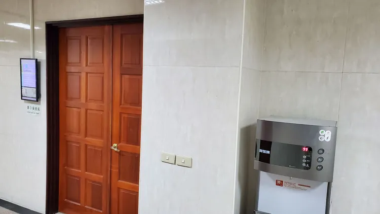 汪小菲開庭後把護照掉在偵查庭外的飲水機上。讀者提供