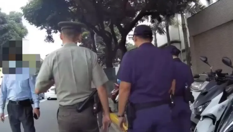 憲兵隊與警方在現場釐清事情。翻攝畫面