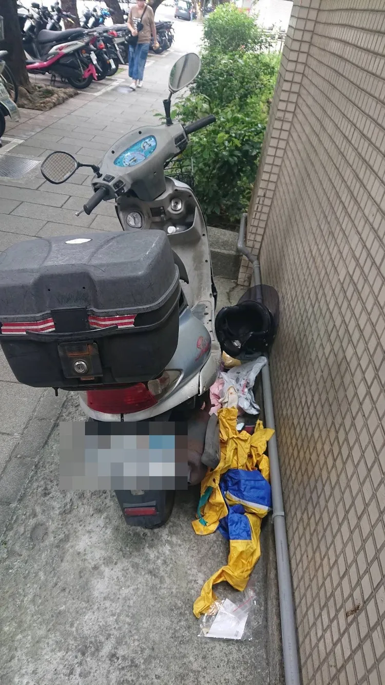 機車車廂被黃男搜刮。翻攝畫面