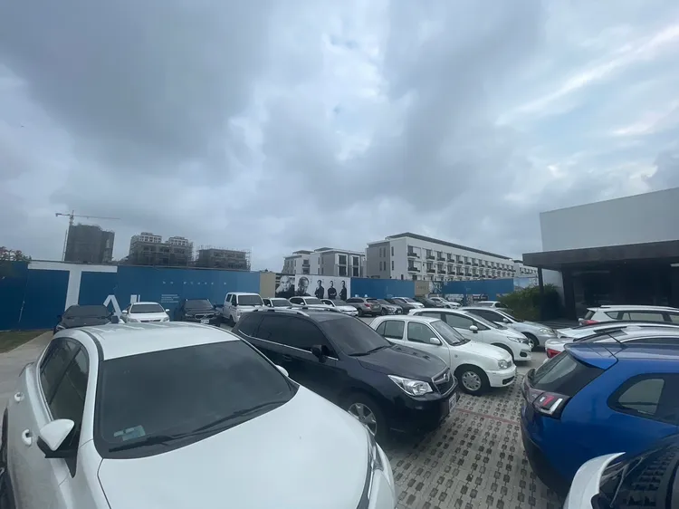 接待中心外觀與車潮。讀者提供