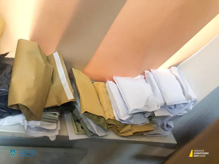 紙袋裡裝的是收賄而來現鈔。路透社