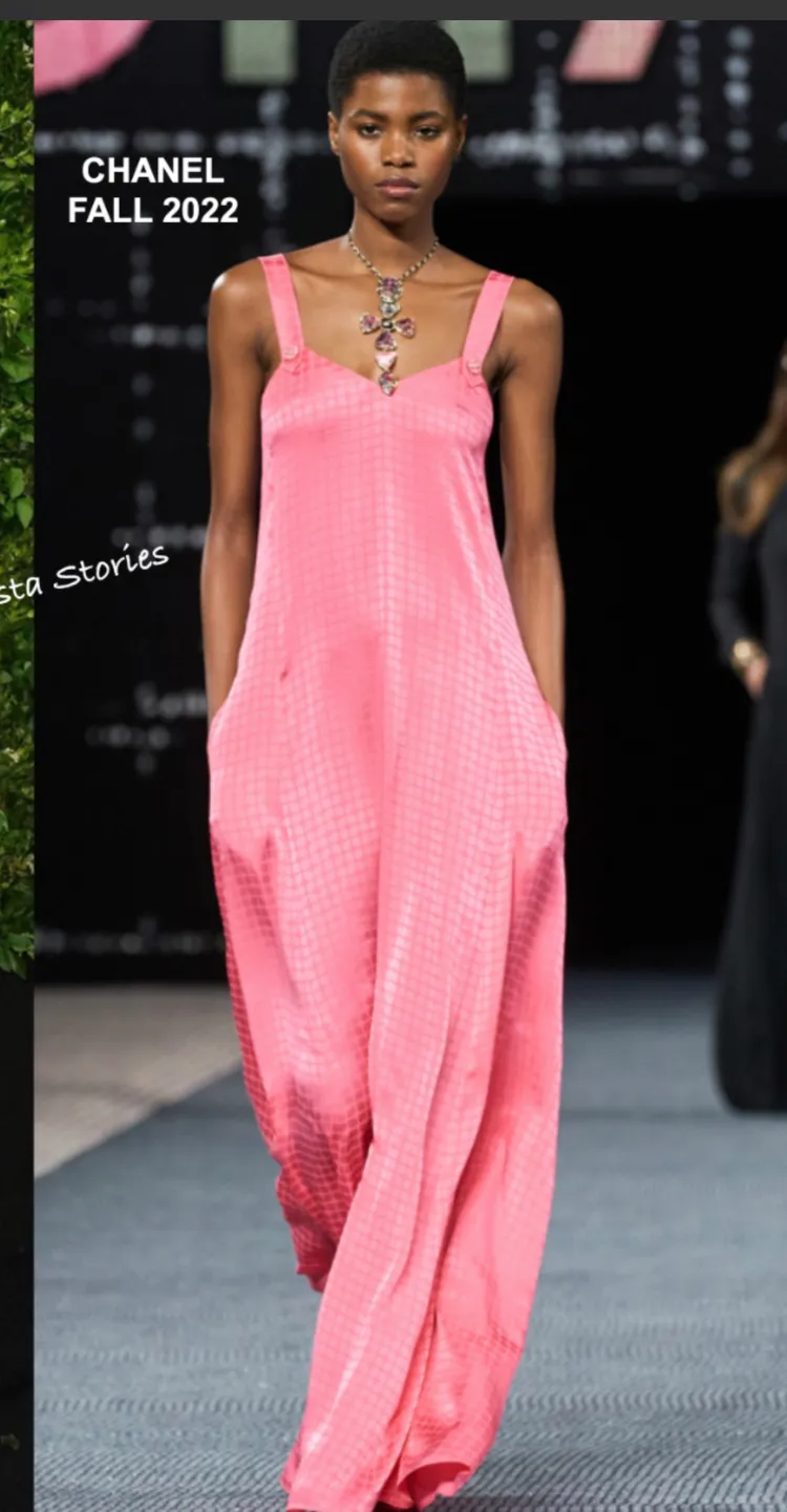 王思佳所穿的洋裝是香奈兒2022秋冬系列商品。翻攝自香奈兒官網