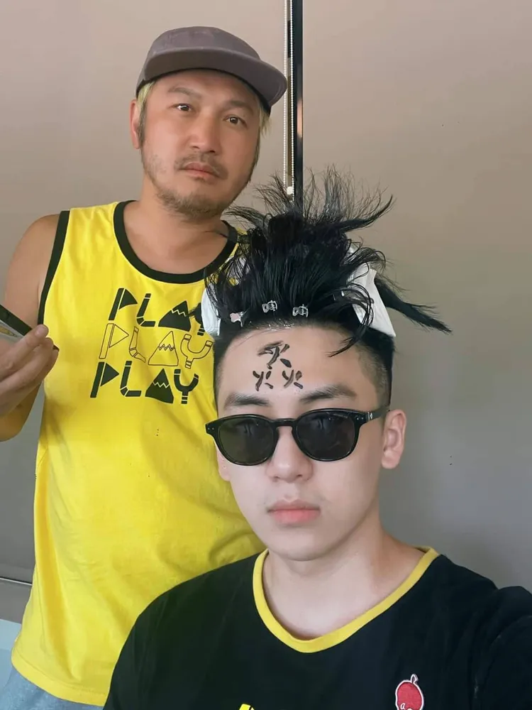 寶弟（前）錄《綜藝玩很大》慘被惡整，後為KID。寶弟提供