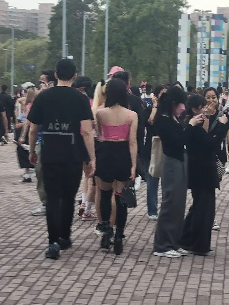 寶弟日前被拍到跟一名辣妹一起看BLACKPINK演唱會。讀者提供