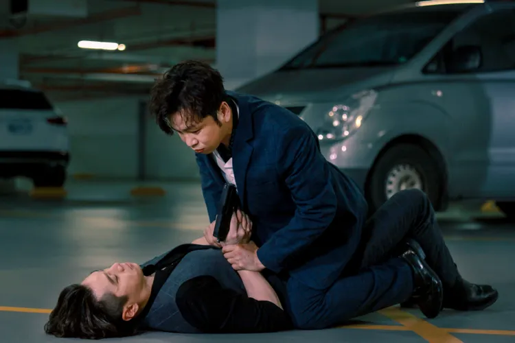 吳東諺（左）被張書偉爆打在地，苦笑說連蛋蛋也被重擊。民視提供