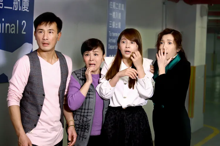 《市井豪門》槍戰駁火重頭戲，有意外發生，讓傅子純（左起）、蕭惠、謝京穎、廖家儀看傻。民視提供