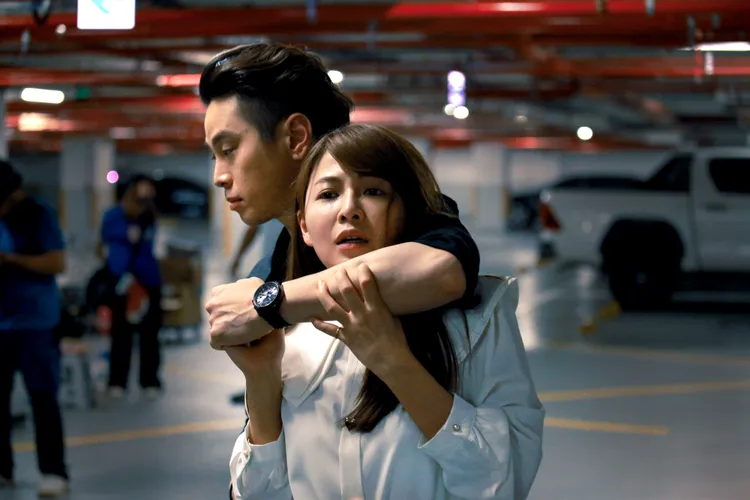 吳東諺（左）挾持謝京穎，坦言人生像走到盡頭。民視提供