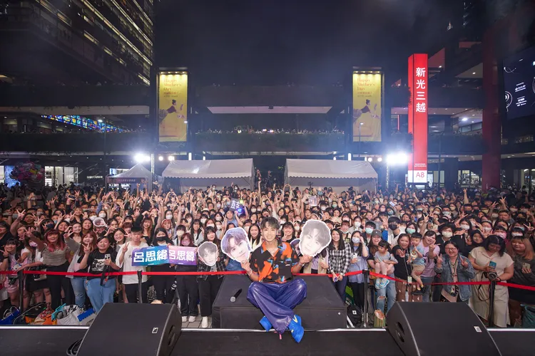 鼓鼓今晚舉行簽唱會。相信提供