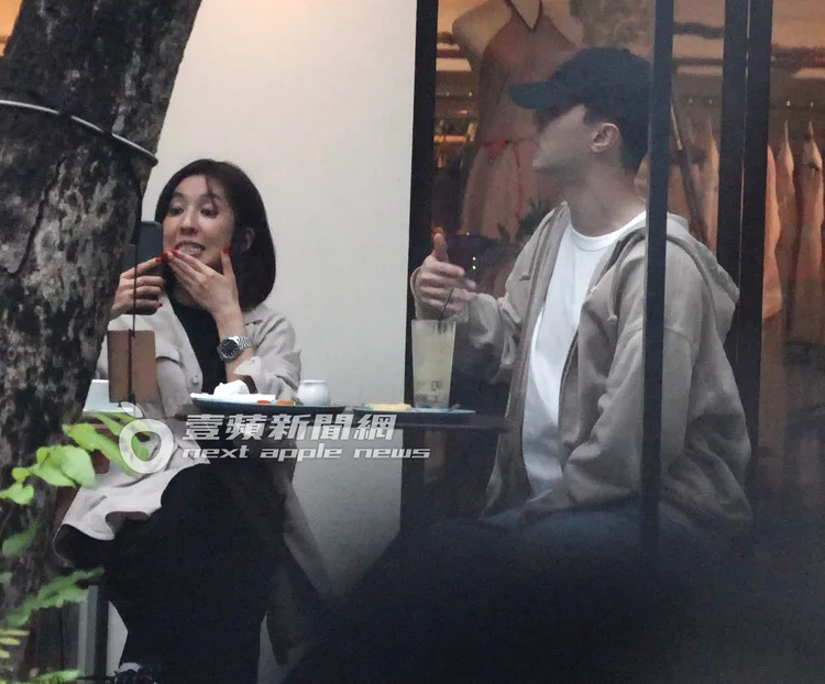 LinLin（左）相當注重形象，不時注意自己的牙縫，塗抹護唇膏及護手霜保養。特勤中心攝