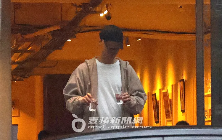 施柏宇從咖啡廳內拿了2杯水出來。特勤中心攝