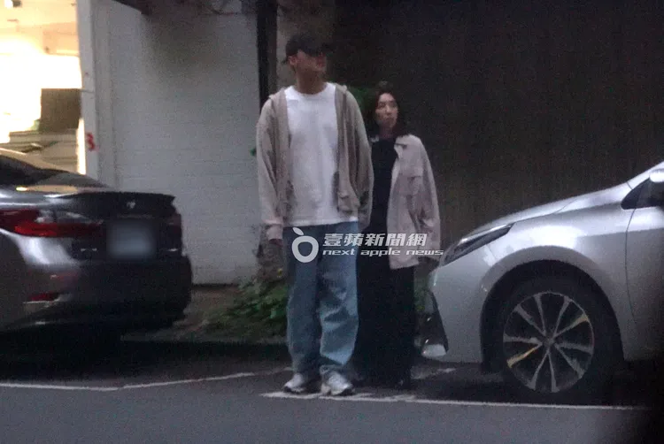 施柏宇（左）與LinLin一起去牽車。特勤中心攝