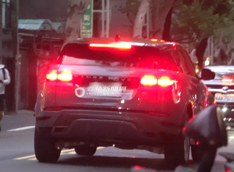 施柏宇開著要價219萬元的灰色Range Rover Evoque休旅車離開。特勤中心攝